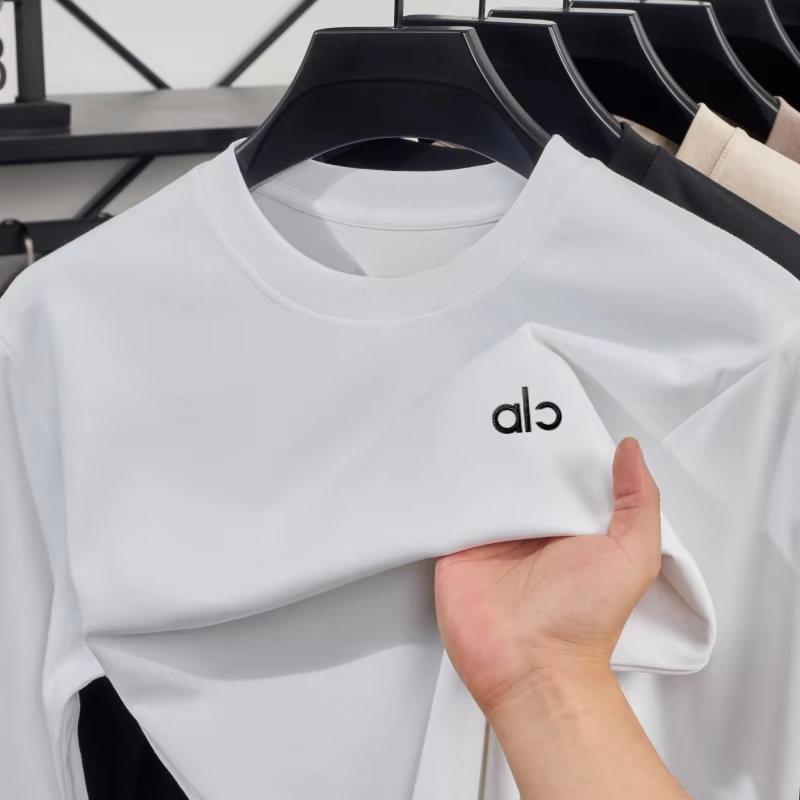 Streetwear Brand With A Logo - Белая классическая футболка с логотипом спортивного